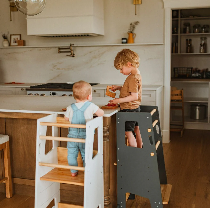 Montessori Lernturm Massivholz Klassik – Weiß oder Grau