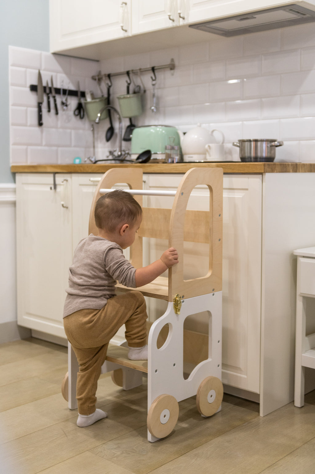 Montessori Lernturm 3-in-1 – Küchenhelfer, Tisch & Stuhl-Auto-Design