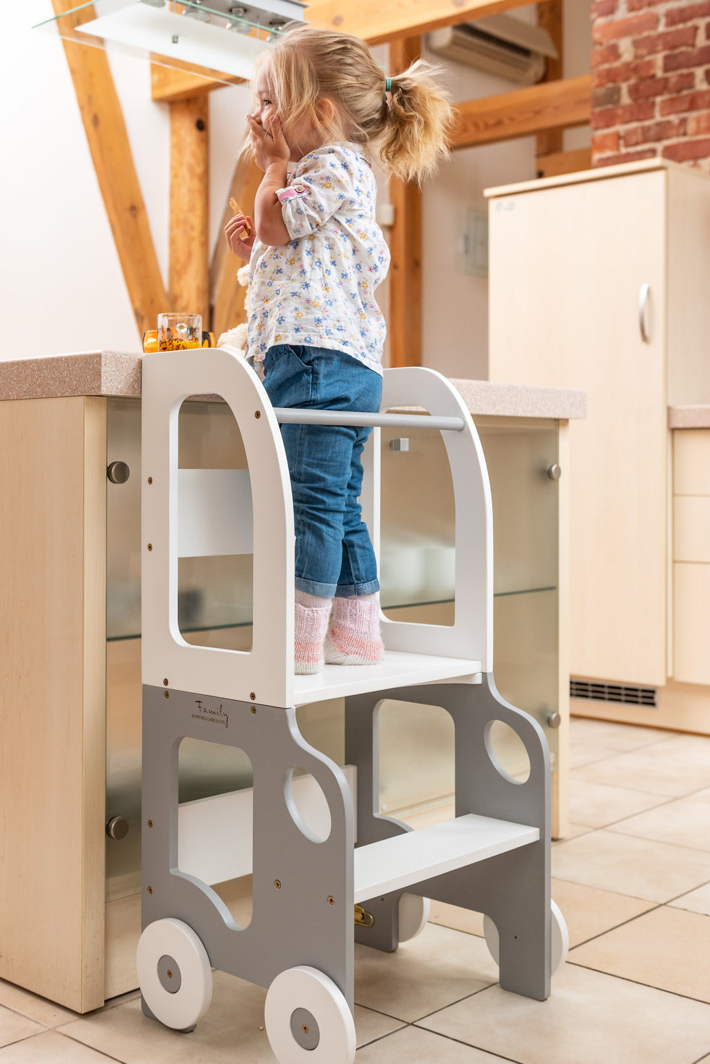 Montessori Lernturm 3-in-1 – Küchenhelfer, Tisch & Stuhl-Auto-Design