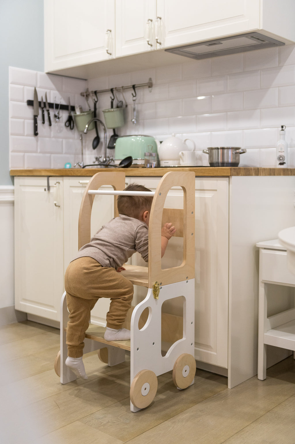 Montessori Lernturm 3-in-1 – Küchenhelfer, Tisch & Stuhl-Auto-Design