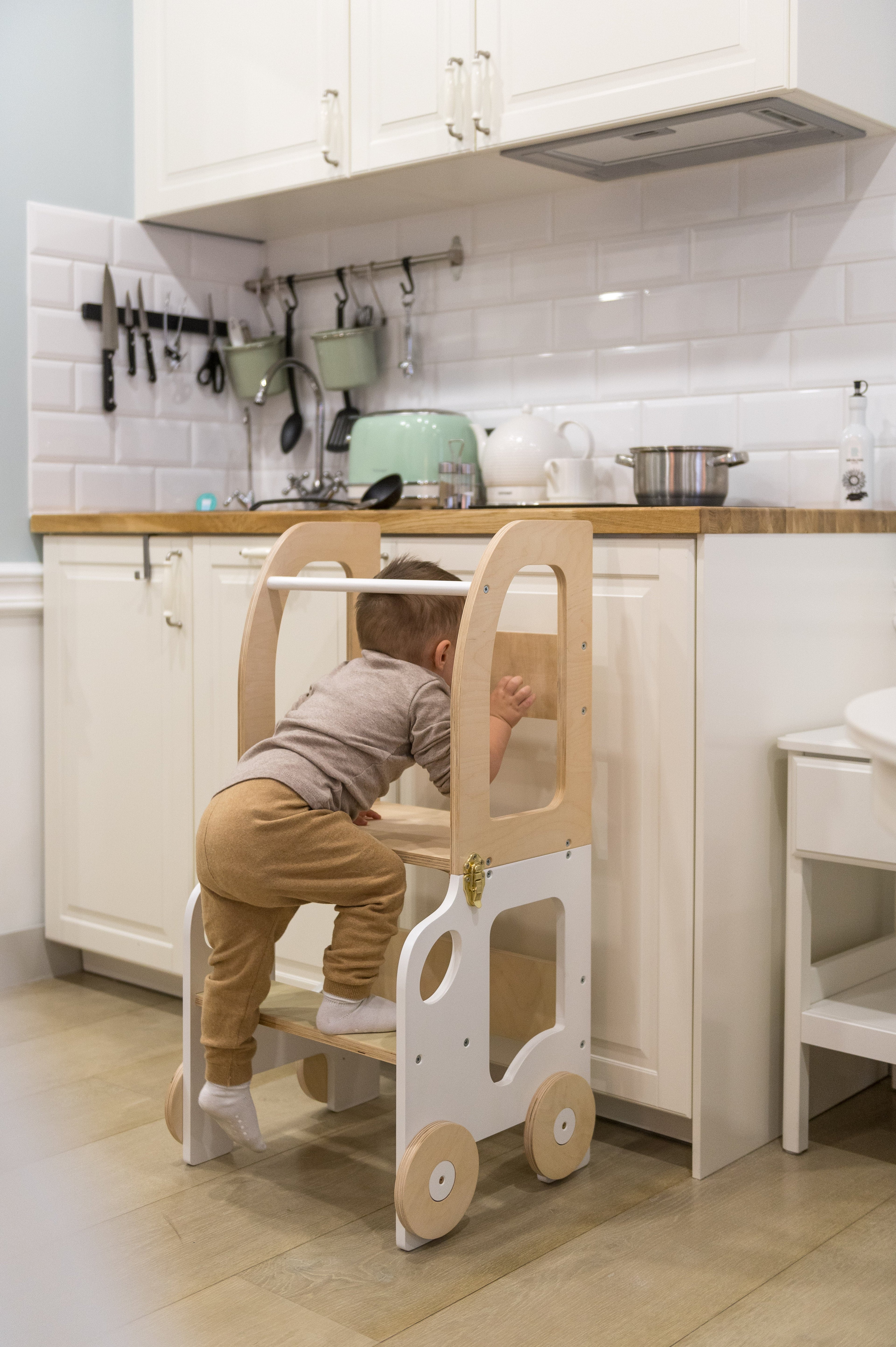 Montessori Lernturm 3-in-1 – Küchenhelfer, Tisch & Stuhl-Auto-Design