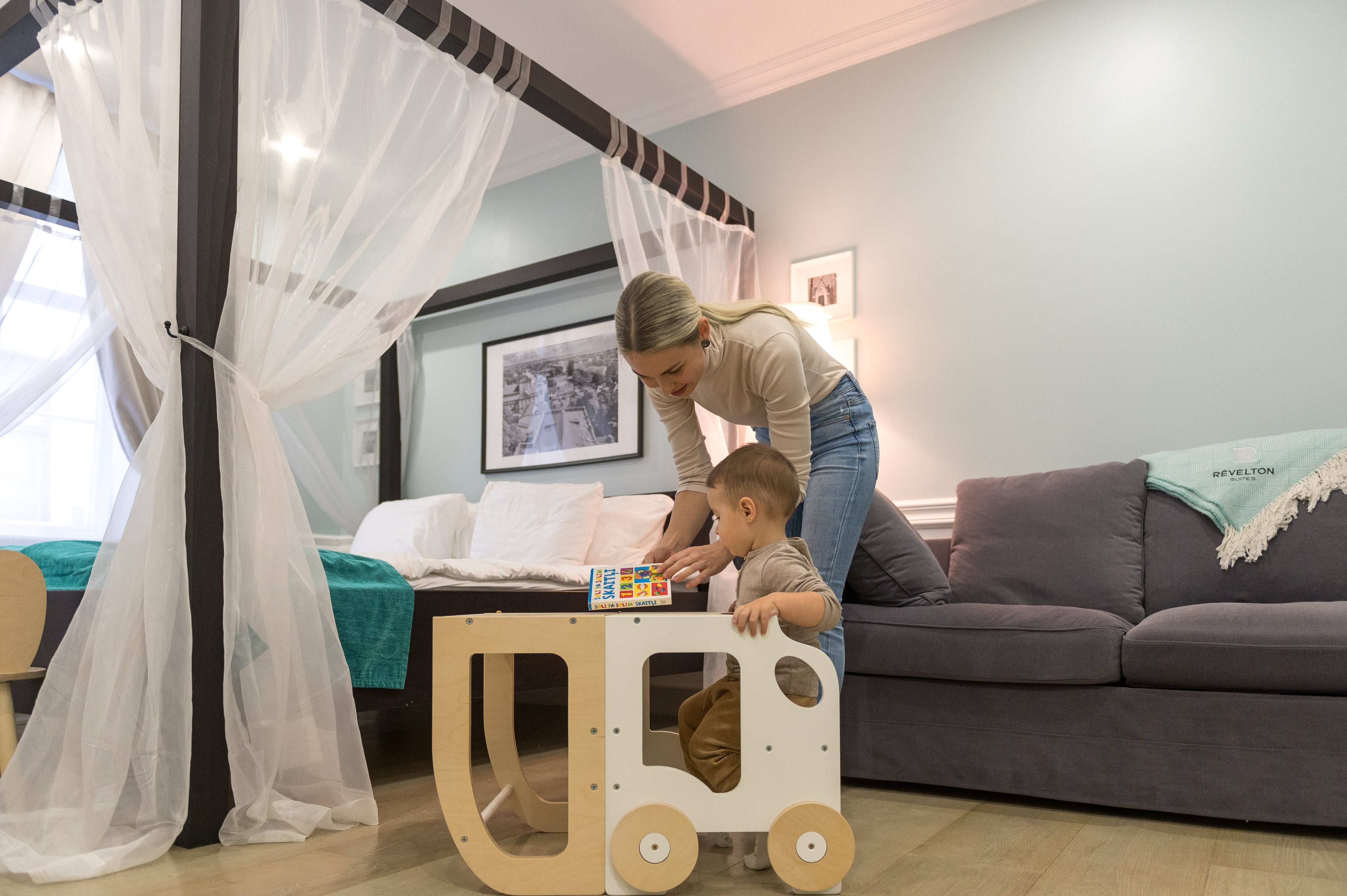 Montessori Lernturm 3-in-1 – Küchenhelfer, Tisch & Stuhl-Auto-Design