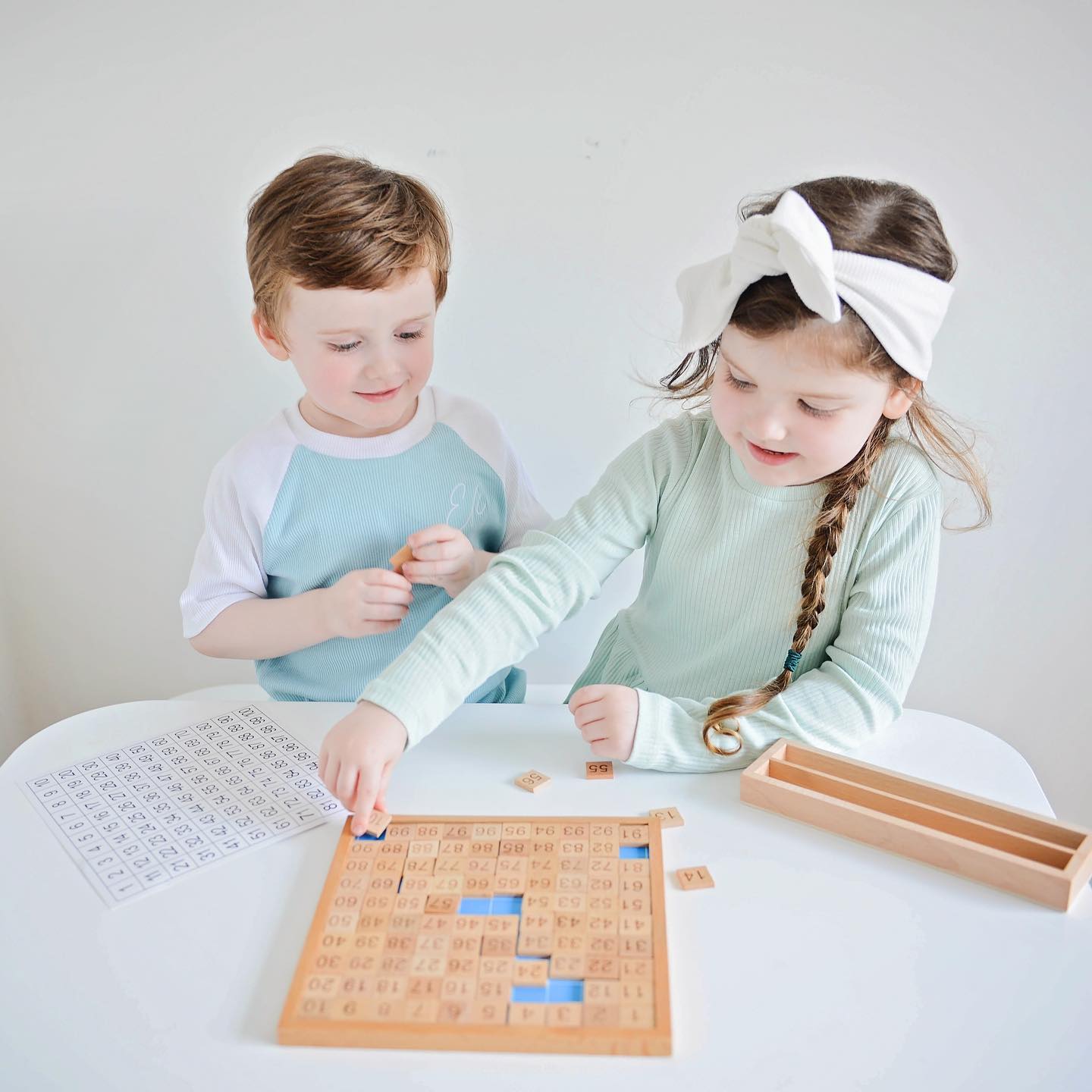 Montessori Zahlenbrett 1–100 aus Holz – Lernspiel für Zahlenverständnis & Logik