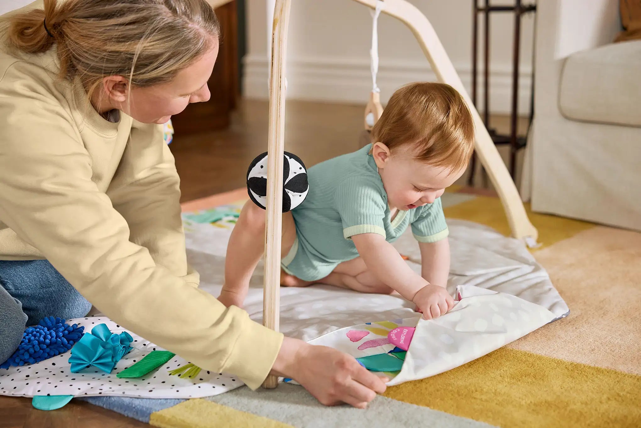 Montessori Spielbogen Holz – 5 Zonen & 6 Sensorik-Spielzeuge